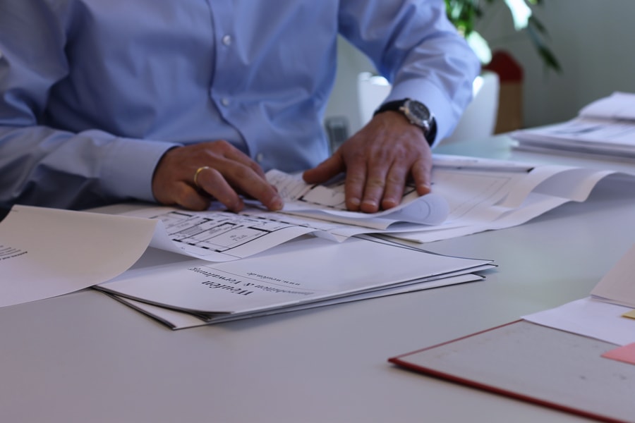 Gebäudegrundrisse auf Schreibtisch Gebäudegrundrisse auf Schreibtisch