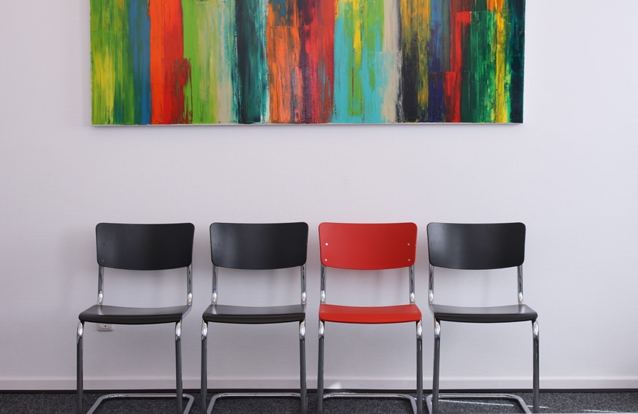 Nebeneinander gereihte Stühle Nebeneinander gereihte Stühle