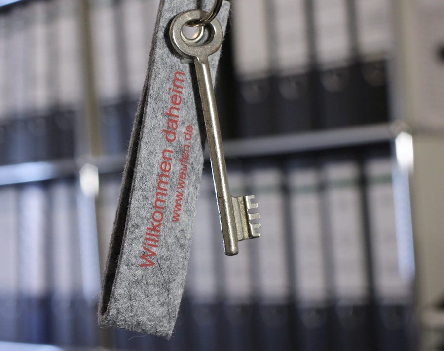 Schlssel mit Textilanhnger