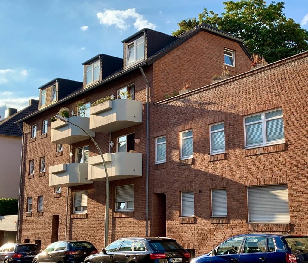 Hausfront mit Balkonen Hausfront mit Balkonen